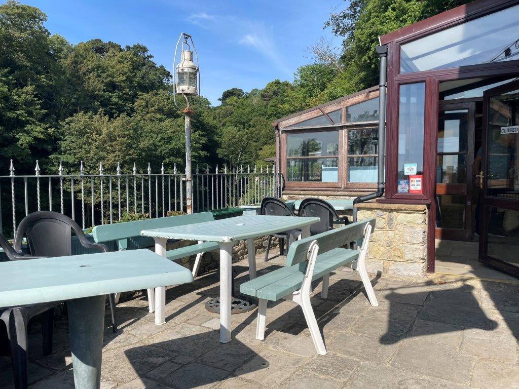 Lot: 98 - SEAFRONT PUBLIC HOUSE WITH STUNNING VIEWS AND OWNER/MANAGER LIVING ACCOMMODATION OVER - Seating area on the patio